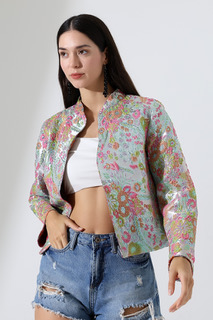 Mannequin portant une veste courte en satin brodée réversible côté argent, dans des tons dorés orangés et rouges.
